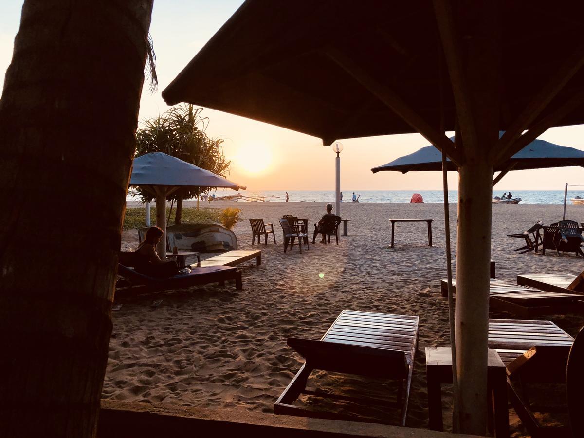 Lanka Beach Hotel Ettukala Екстериор снимка